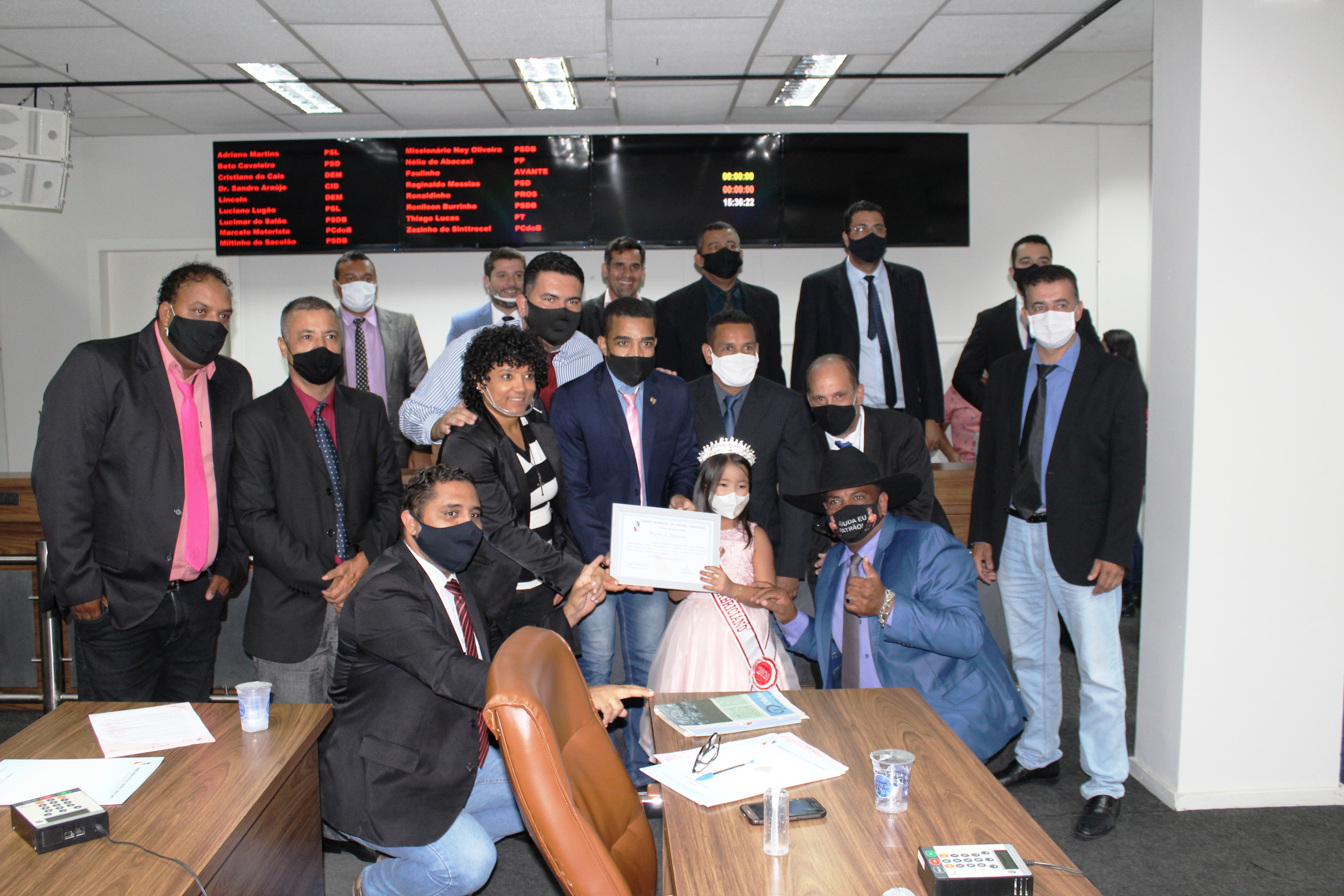 Mini Miss Coronel Fabriciano recebe homenagem da CMCF